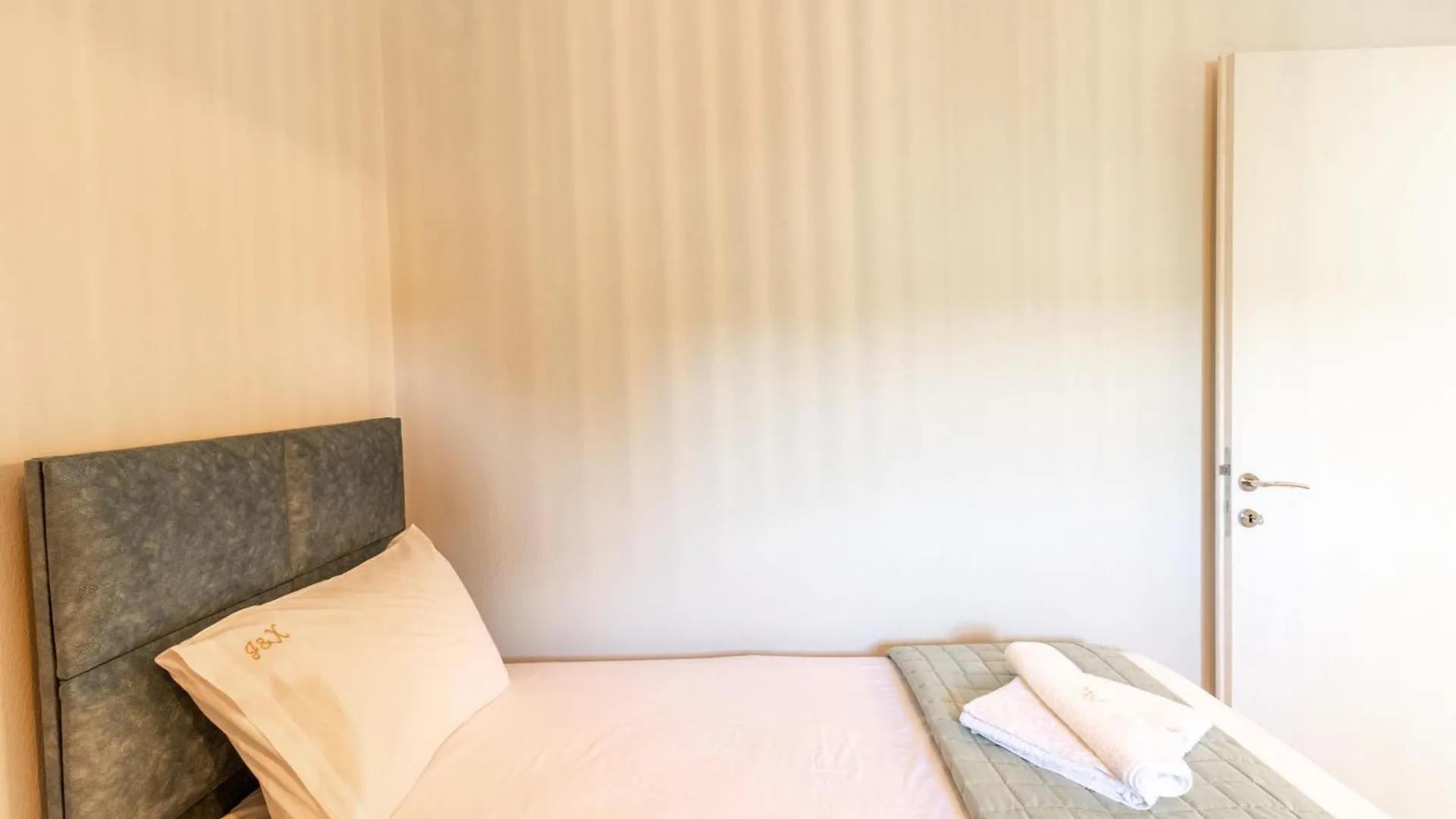 G C Luxury Apartments Nikiti